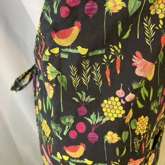 Apron Black Gardening Farm Theme Flowers Chickens Veggies Cooking Old‎ School - Picture 7 of 10